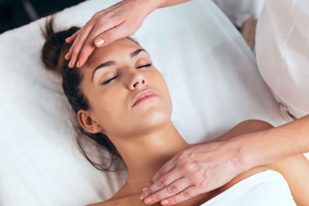 Therapeutic Reiki treatment supporting overall well-being (1)