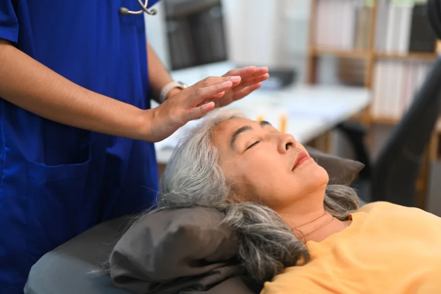 Reiki Master teaching student